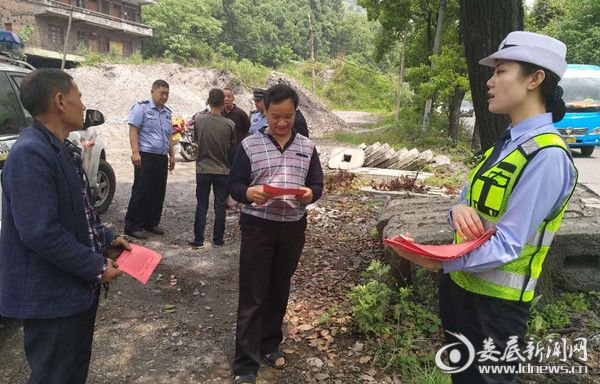 冷水江：交警大队开展农村“百日整治”现场纠违与宣讲同步行动