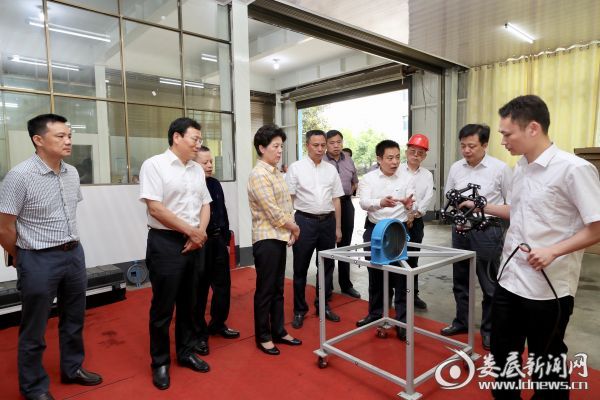 （在农友机械，乌兰一边看一边了解产品等情况）
