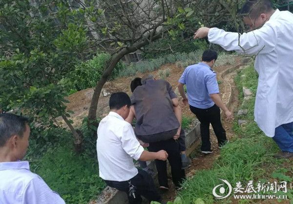 民警轮流背受伤老人下山就医