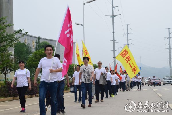 （参赛队员代表参加启动仪式后参与第一次实地健走活动）