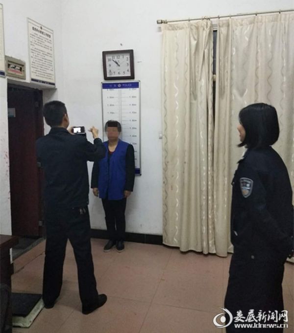 (执行干警依法对“老赖”实施拘留)