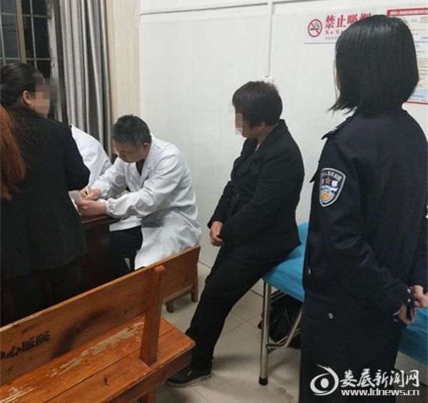 (被执行人在执行干警陪同下在中心医院进行检查)