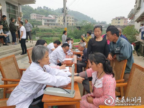 （义诊活动现场）