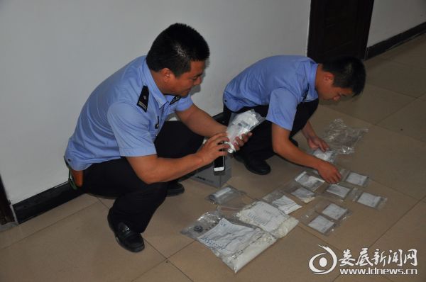 （民警对缴获的大量毒品进行清点）