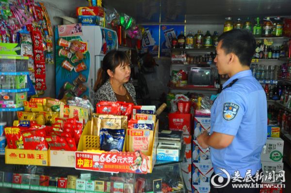 （民警对受害人进行情况调查）