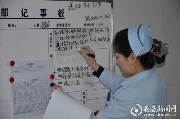 （娄底爱尔眼科医院护理部护士长欧阳清平正在记事板上记录手术患者数量）
