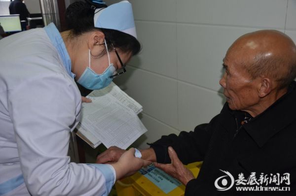 娄底爱尔眼科医院的护士们核对手术患者信息）