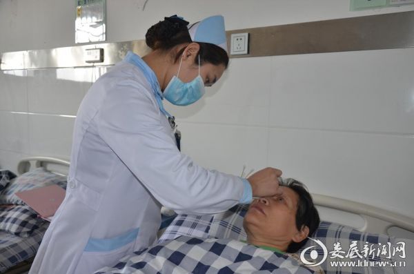 （为患者点术前消炎药水）
