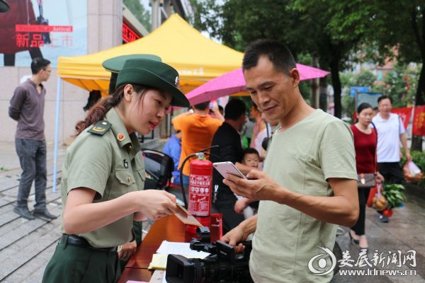 引导记者关注微信公众号