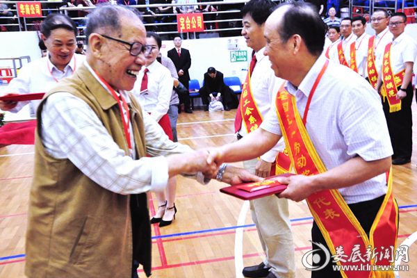 （原冷水江铁厂厂长、正厅职离休老干曲麟为劳模颁奖）DSC_6352_