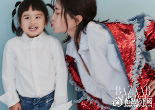 包文婧携爱女出镜母亲节大片 饺子展十足镜头