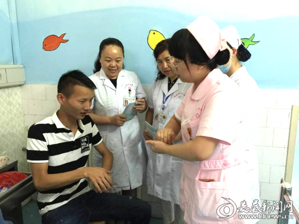 (医务人员深入病房指导患者正确的洗手方法)