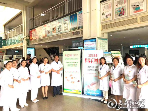 (医务人员在门诊开展手卫生宣传活动)