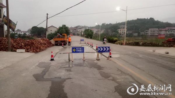 （道路养护工作现场）