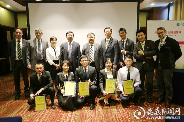 （前排左二为娄底市中心医院18病室（心内科）主治医师陈洁）