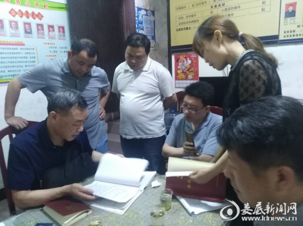 （娄底市纪委督查组在集祥社区实地督查）