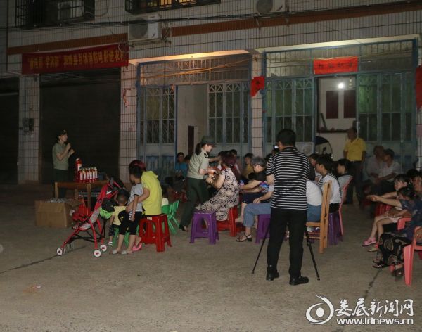 （消防宣传员现场讲解消防安全知识）