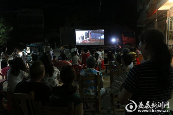 （村民们观看消防教育电影）