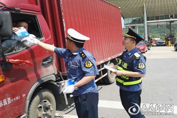 路政执法人员向过往司机发放宣传资料