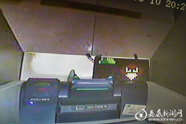 （接警员视频监控中发现丢失钱包和银行卡）