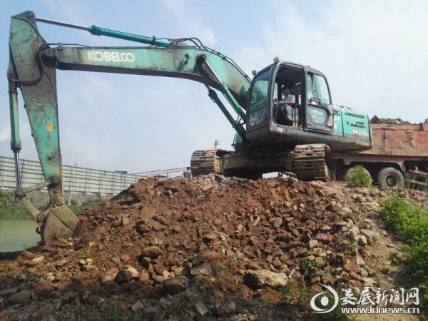 清运固体废弃物现场