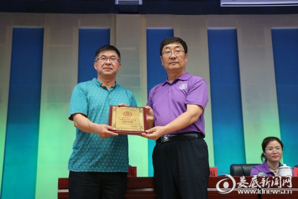 清华附中向娄底四中授牌
