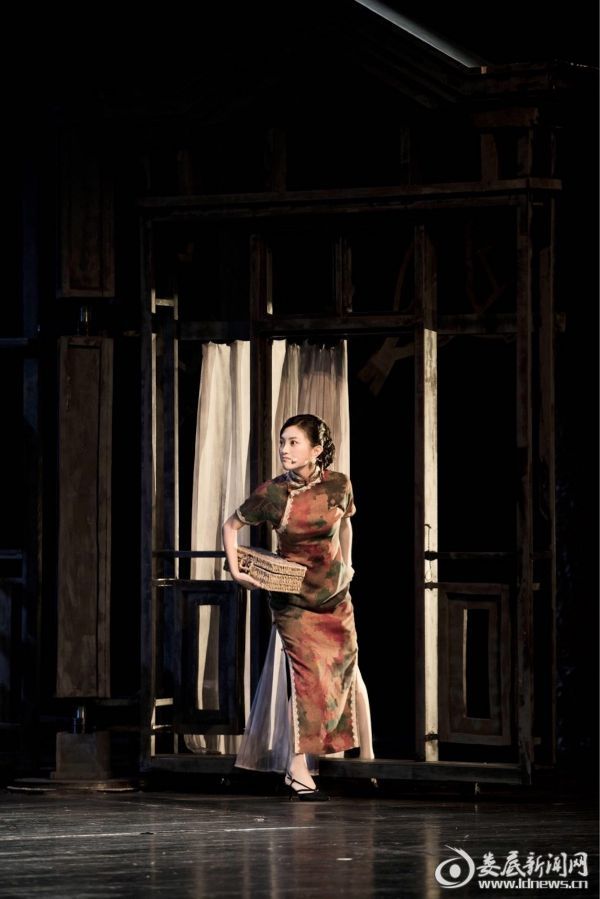 包文婧话剧《潜伏》北京首演告捷 老公包贝尔