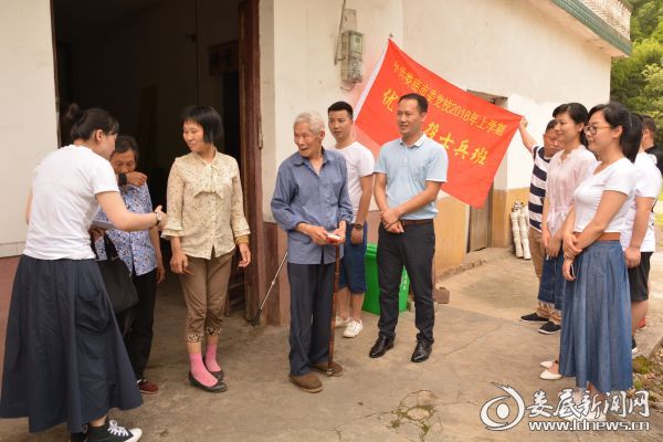 （学员们来到90岁抗美援朝老兵谢加农家中，其爱人也感动不已）