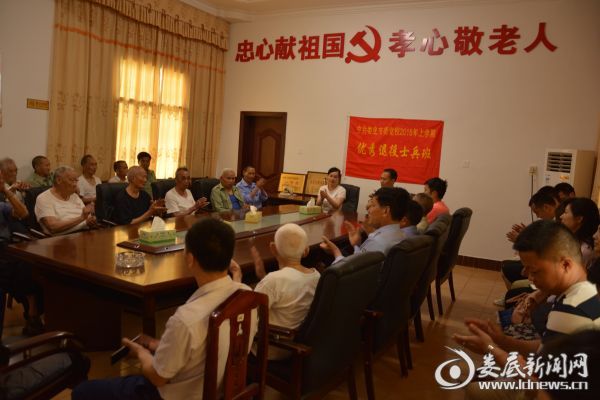 （学员们与老兵们在娄星区光荣院一起举办“咱当兵的人”主题活动座谈会）