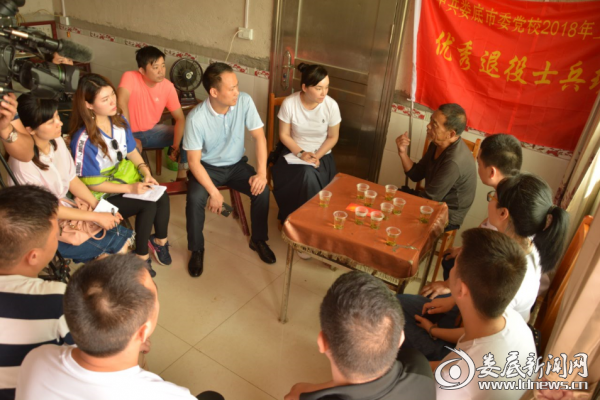 （学员们在听取68岁伤残军人胡新国讲述”老兵故事“）