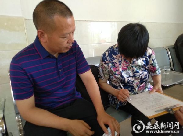 陈菊兰女士的姐姐在《角膜志愿书》上签字