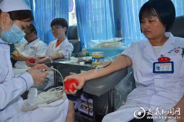 (爱尔眼科医院员工踊跃献血)