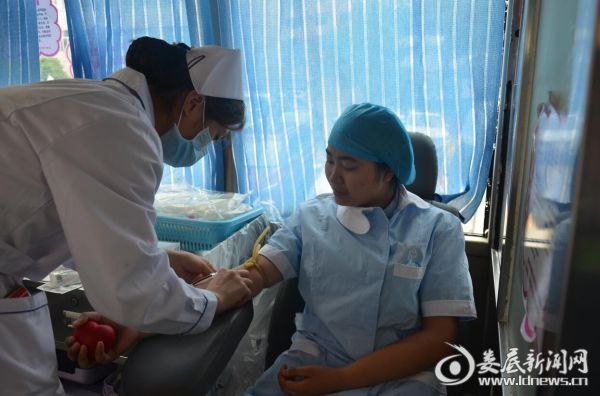 (从医疗岗位上匆匆赶来献血的医务人员)