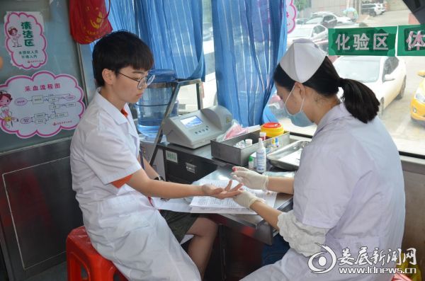 (参与献血的医务工作者进行身体检查和血型化验)