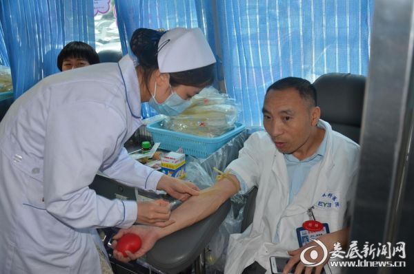 (娄底爱尔眼科医院配镜部的廖健雄献血)