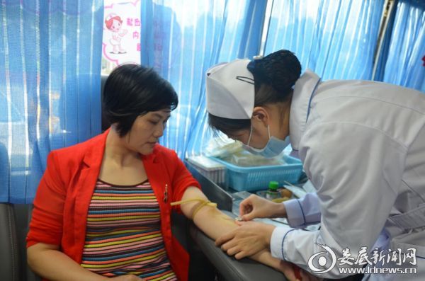 (娄底爱尔眼科医院护理部护士长梁永红献血)