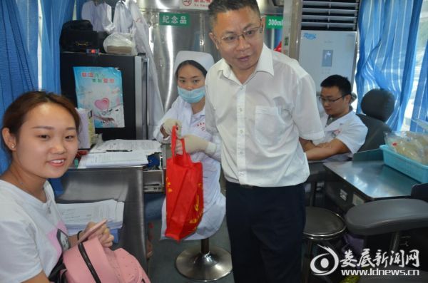 (娄底爱尔眼科医院CEO兼院长廖华与献血职工亲切交流)