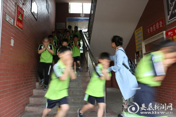 （应急疏散现场）