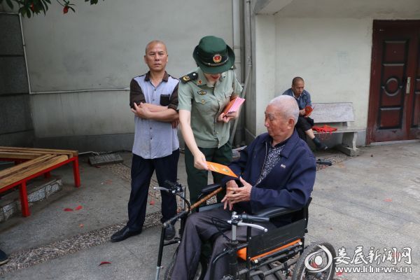 （宣传人员面对面讲解安全知识）