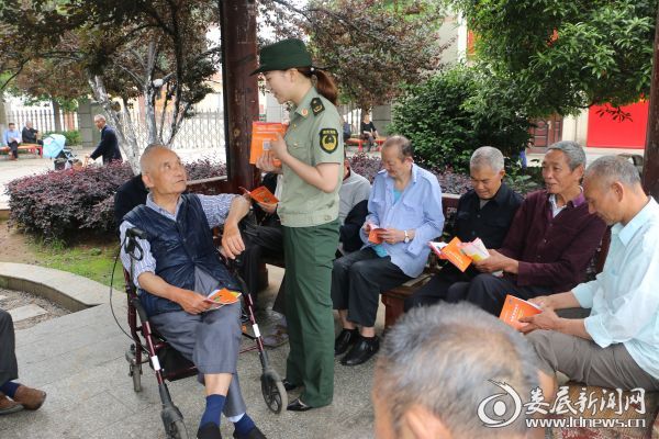 （宣传人员解答老人们的问题）