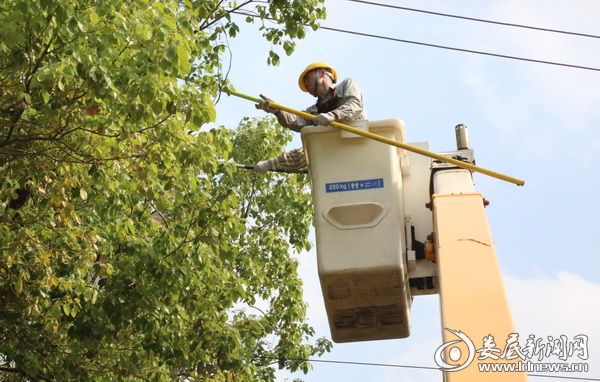 (带电作业班工作现场)