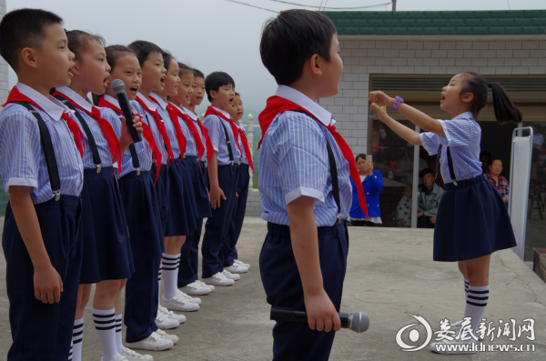 娄底三小小朋友表演文艺节目