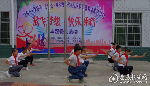 浪江小学小朋友表演文艺节目