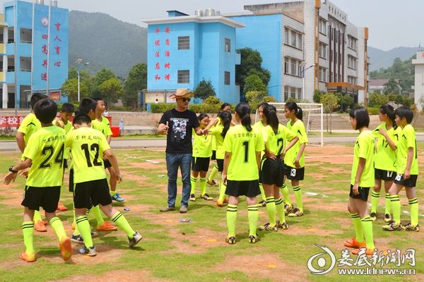 （甘棠片校教练朱敏晖现场指导“战略战术”）