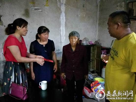（慰问活动现场）