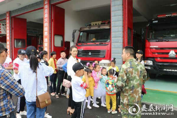 （小朋友们参观消防警营）