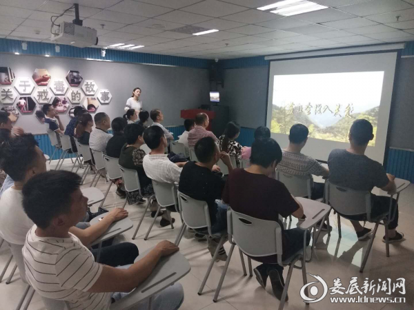讲解员鼓励大家积极参与全民禁毒工作