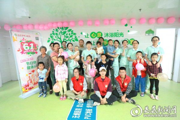 部分孩子、家长与志愿者及医务人员合影