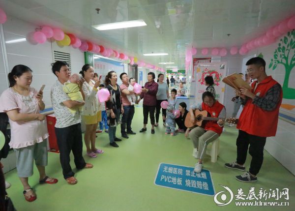 职业技术学院志愿者为孩子们表演节目