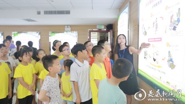 小学生们在科普教育基地讲解员的带领下参观科普展教厅